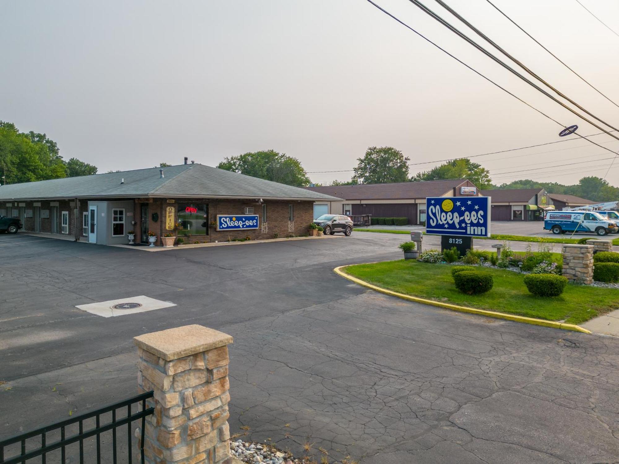 Sleep-Ees Inn, Saginaw & Frankenmuth Exterior foto